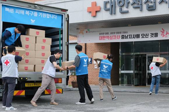 대한적십자사 충남지사에서 18일 SPC그룹 해피봉사단 직원들이 수해 이재민들을 위한 구호물품을 전달하고 있다. [사진=SPC그룹]