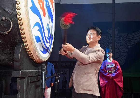 김동근 시장이 '회룡문화제'북을 쳐 개회선언을 하고 있다. [사진=의정부시]
