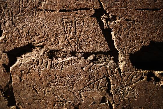 울산시 울주군 대곡리 반구대 암각화(유네스코 세계유산)에 새겨진 선사시대 사람 얼굴과 동물 모습. [사진 강형원 포토저널리스트]