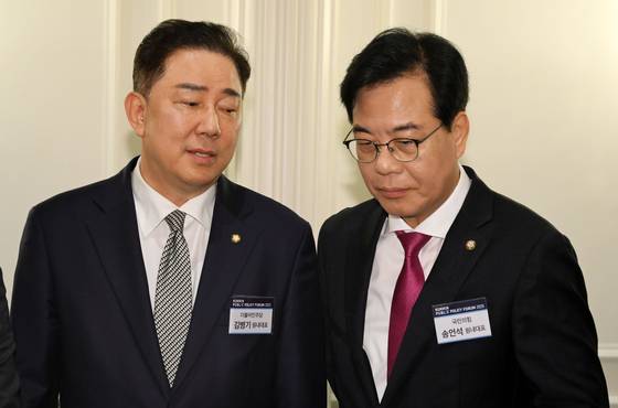 김병기(왼쪽) 더불어민주당 대표 직무대행 겸 원내대표와 송언석 국민의힘 비상대책위원장 겸 원내대표. 국회사진기자단