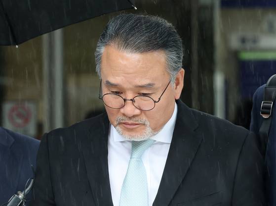 이일준 삼부토건 회장이 17일 서울중앙지법에서 구속 전 피의자 심문(영장실질심사)을 마친 뒤 법정을 떠나고 있다.   연합뉴스