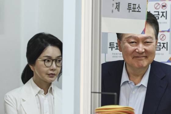 윤석열 전 대통령과 부인 김건희 여사가 지난달 3일 오전 서울 서초구 원명초등학교에 마련된 서초4동 제3투표소에서 투표를 위해 대기하고 있다. 장진영 기자
