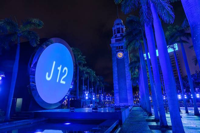 홍콩 침사추이 클록 타워에서 열린 샤넬 J12 블루 파티 현장. 사진 샤넬