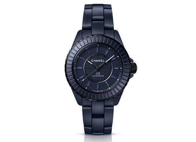 인덱스에 천연 바게트 컷 사파이어를 세팅한 J12 블루 칼리버 12.1 38MM 워치. 사진 샤넬