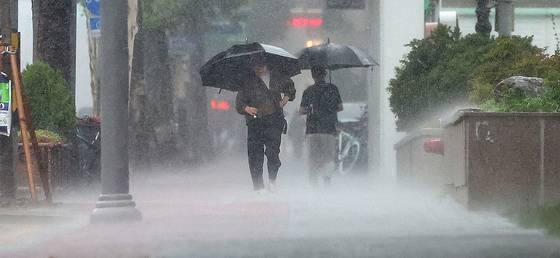17일 대구 남구청네거리 인근에서 우산을 쓴 시민들이 이동하고 있다. 뉴시스