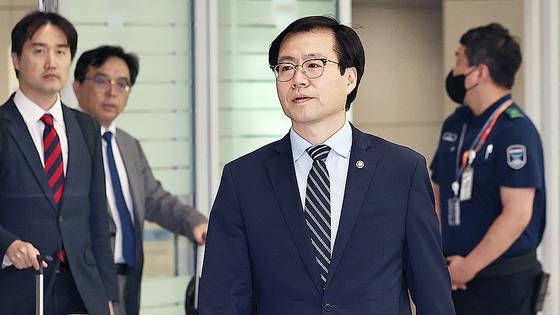여한구 산업통상자원부 통상교섭본부장이 10일 오후 인천국제공항 제2여객터미널을 통해 워싱턴D.C에서 귀국하고 있다. 뉴스1