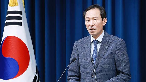 우상호 대통령실 정무수석이 지난 17일 서울 용산 대통령실 청사에서 이재명 대통령과 김종인 전 국민의힘 비상대책위원장의 오찬 회동 등 현안 관련 브리핑을 하고 있다. 연합뉴스