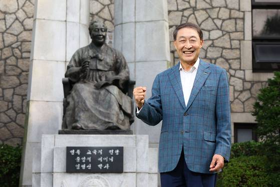 중앙대 설립자인 임영신 여사 동상 앞에 선 중앙일보 인터뷰에 응한 이현순 중앙대 이사장. 김종호 기자