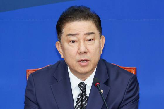 김병기 더불어민주당 대표 직무대행 겸 원내대표가 18일 오전 서울 여의도 국회에서 열린 최고위원회의에 참석해 모두 발언을 하고 있다.뉴스1