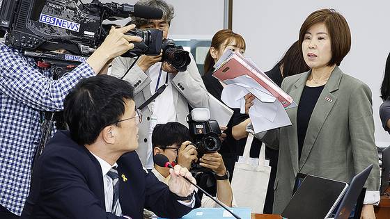 김미애 국민의힘 간사가 18일 오전 서울 여의도 국회 보건복지위원회에서 열린 정은경 보건복지부 장관 후보자에 대한 인사청문회에서 박주민 위원장에게 항의하며 퇴장하고 있다. 뉴스1