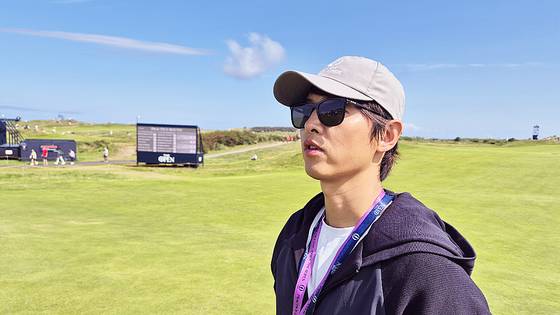 디 오픈이 열리는 로열 포트러시 골프장에 온 송중기. 성호준 기자