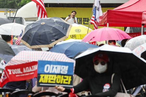 전직 한국사 강사 전한길 씨가 18일 서울 서초구 서울중앙지방법원 앞에서 신자유연대 등 보수 단체가 개최한 집회에 참석해 윤석열 전 대통령의 석방을 촉구하고 있다. 뉴스1