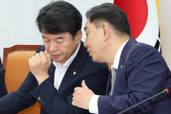 더불어민주당 김병기 당대표 직무대행 겸 원내대표가 17일 서울 여의도 국회에서 열린 정책조정회의에서 문진석 원내수석부대표와 대화하고 있다.연합뉴스