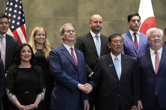 이시바 시게루 일본 총리가 18일 일본을 방문한 스콧 베센트 미국 재무장관과 악수를 나누고 있다. AP=연합뉴스