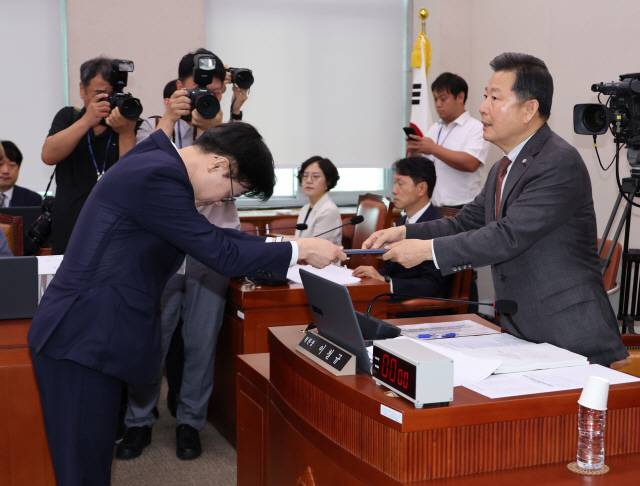 ▲ 김정관 산업통상자원부 장관 후보자가 17일 국회 산업통상자원중소벤처기업위원회에서 열린 인사청문회에서 선서 후 이철규 위원장에게 선서문을 전달하고 있다.  연합뉴스