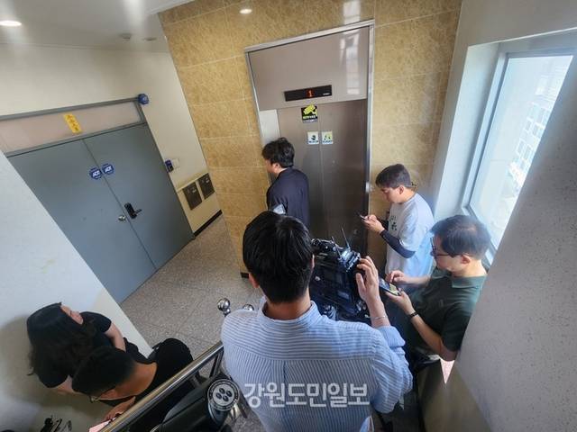 ▲ 18일 김건희 특검은 권성동 의원의 국회 의원실과 강릉 사무실을 동시 압수수색 중이라고 이날 밝혔다. 이날 오전 강릉시 국민의힘 권성동 강릉 사무실 앞에 취재진들이 모여 있다.  이연제