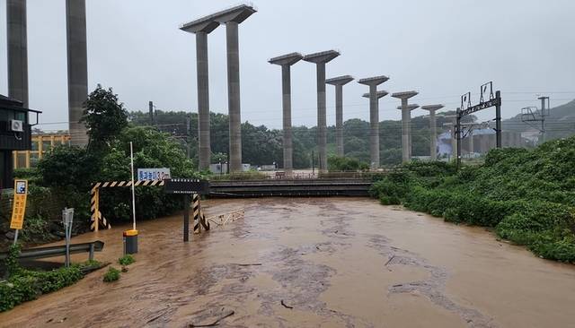 ▲ 폭우가 쏟아진 17일 오전 세종시 전동면 일대를 흐르는 하천이 범람 위기를 맞고 있다. 세종에는 이날 오전 1시 12분 ‘호우경보’가 발효됐다. 2025.7.17 [독자 제공. 재판매 및 DB 금지] 연합뉴스