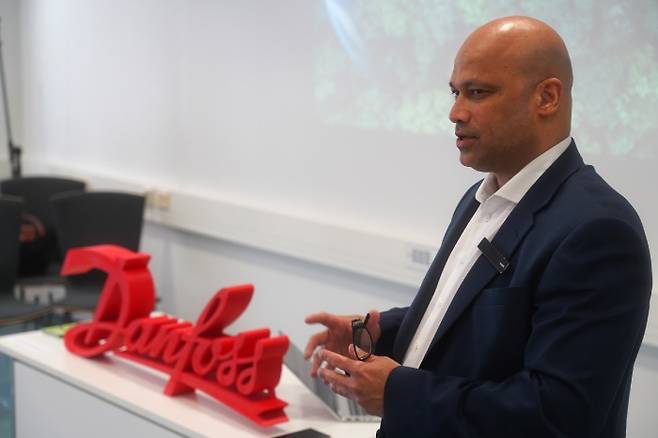 댄포스의 쉐카르 쿠발 부사장이 취재진에게 회사와 ‘에너지 삼포’ 생태계에 대해 설명하고 있다.(사진 제공 : 한국언론진흥재단 공동취재단)