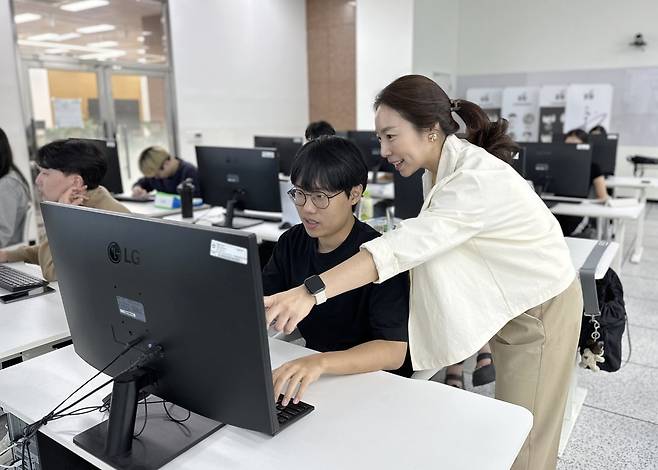 스마트소프트웨어공학과 학생과 윤지현교수 / 사진=백석문화대학교 조기취업형계약학과