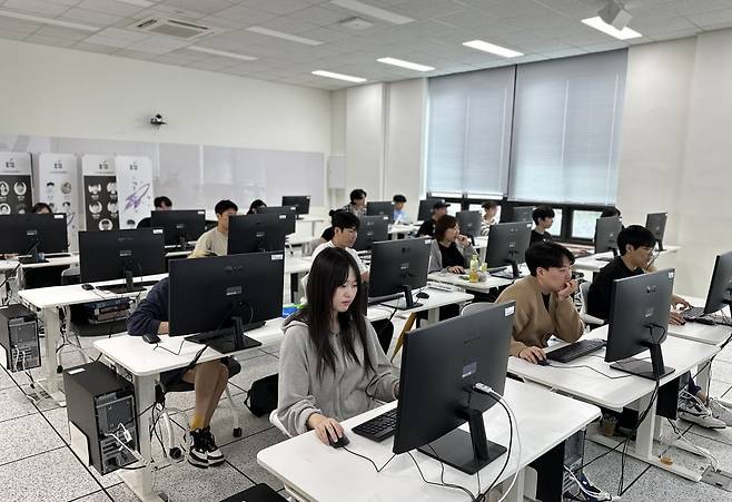 백석문화대학교 스마트소프트웨어공학과 학생들이 최신설비를 갖춘 실습실에서 빅데이터 수업을 하고 있다. / 사진=백석문화대학교 조기취업형계약학과