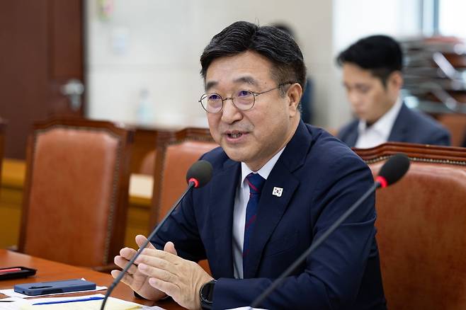 윤호중 행정안전부 장관 후보자가 18일 서울 여의도 국회 행정안전위원회에서 열린 인사청문회에서 의원 질의에 답하고 있다. /사진=뉴스1