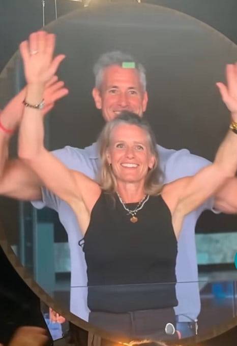 AI로 생성된 두 사람의 모습