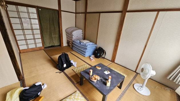 오제 산장 방에는 에어컨 없이 선풍기만 있지만 새벽에는 쌀쌀하다. / JAPAN NOW