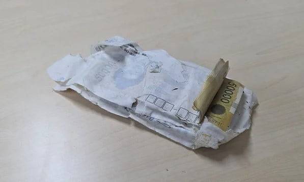 극한 호우가 내린 17일 광주 북구 전남대 인근 도로에서 발견된 543만원이 든 돈 봉투. 소방은 경찰에 봉투를 인계했고, 경찰이 소유자를 찾고 있다. (사진=광주 북부소방서 제공)