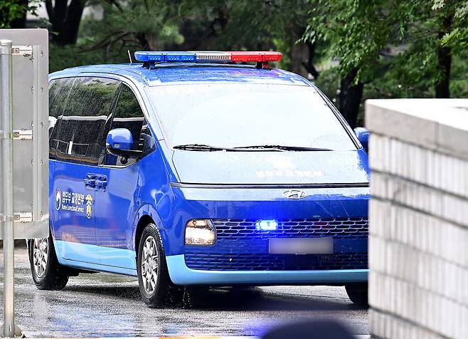 구속 수감된 윤석열 전 대통령이 탑승한 호송차가 18일 오전 서울 서초구 서울중앙지방법원으로 들어서고 있다. 사진공동취재단