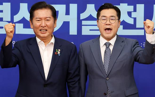 정청래(왼쪽), 박찬대 더불어민주당 의원이 지난 15일 국회에서 열린 공명선서실천협약식에서 손을 화이팅을 외치고 있다. 박민규 선임기자