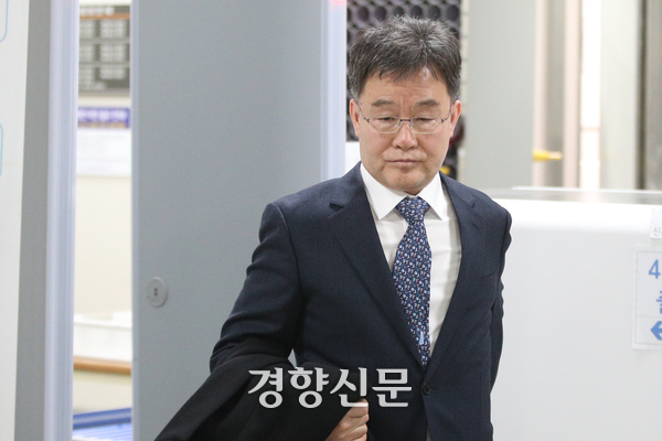 대장동 로비 의혹을 받는 김만배씨가 지난해 2월27일 서울 서초구 중앙지방법원에서 열린 특정범죄가중처벌등에관한법률위반 등 2심 공판준비기일을 마치고 법원을 나서고 있다.