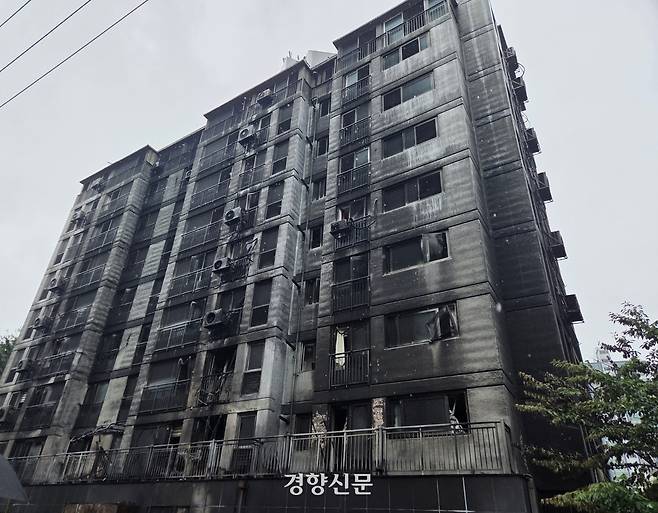 18일 경기 광명시 소하동의 A아파트가 검게 그을려 있다. 김태희기자