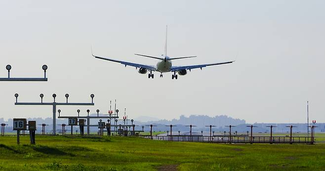 항공기가 김포공항 활주로에 착륙하고 있다. 한국공항공사 제공