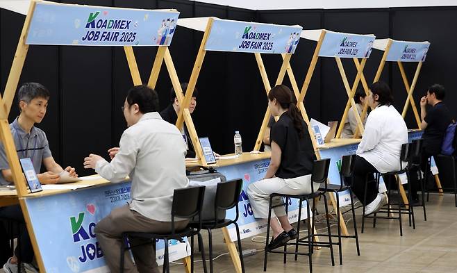 Job seekers take part in on-site interviews during the KOADMEX Job Fair 2025, part of South Korea’s digital medical equipment and healthcare industry expo, held at EXCO in Daegu on June 20. (Newsis)
