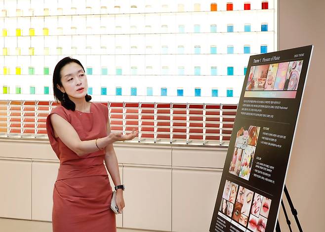 Chroma Kolmar Studio's Color Director Choi Won-jung explains color themes for the Spring and Summer season of 2025. [PARK SANG-MOON]