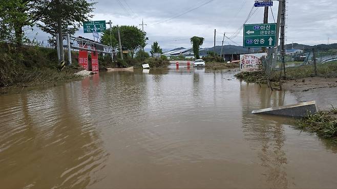 Roads are flooded in Asan, South Chungcheong, on July 18. [NEWS1]