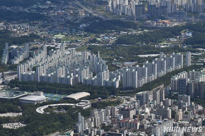 서울 송파구 롯데월드타워에서 바라본 송파구와 강남구 아파트 단지 모습. 곽경근 기자