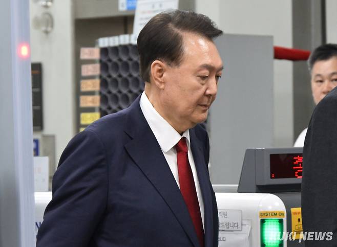 12.3 비상계엄 사태 관련 내란 혐의를 받는 윤석열 전 대통령이 9일 서울 서초구 서울중앙지방법원에서 구속 전 피의자 심문(영장실질심사)을 마치고 법원을 나서고 있다. 사진공동취재단