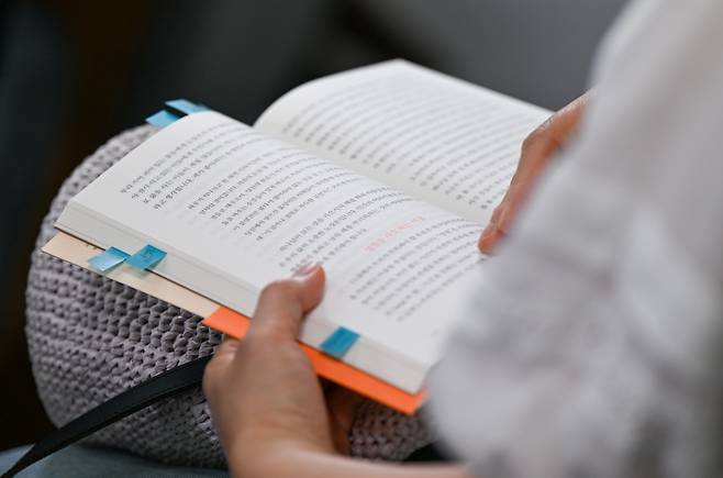 ‘국민일독’ 참가자 중 한 명이 행사 시작 전 김기석 청파교회 원로목사의 신간을 꼼꼼히 읽고 있다. 신석현 포토그래퍼