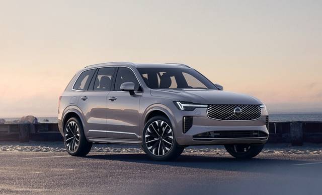 볼보의 신형 XC90 외관. 그릴에 대각선 라인을 넣어 세련미를 더했다. ‘토르의 망치’로 불리는 LED 헤드라이트의 망치 손잡이 부분을 늘려 중앙 그릴에 닿게 했다. 볼보코리아 제공