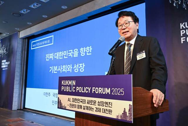 이한주 국정기획위원장이 17일 서울 여의도 CCMM빌딩에서 열린 국민일보 주최 2025 ‘국민공공정책포럼’에서 ‘진짜 대한민국을 위한 경제 패러다임의 전환’을 주제로 기조강연을 하고 있다. 이 위원장은 “지금 한국 사회는 가장 위험한 시기에 와 있다”며 인공지능(AI) 선도 전략을 역설했다. 윤웅 기자