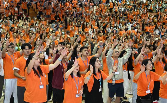 17일 경기도 파주 오산리최자실기념금식기도원 대강당에서 열린 제34회 OCCK 성회 참가자들이 두 손을 들어 올리며 찬양하고 있다.