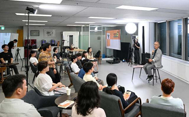 김기석 청파교회 원로목사가 지난 4일 서울 여의도 국민일보 K라운지서 열린 북콘서트 '국민일독'에서 신간 '지혜의 언어들'의 핵심 메시지를 전하고 있다. 신석현 포토그래퍼