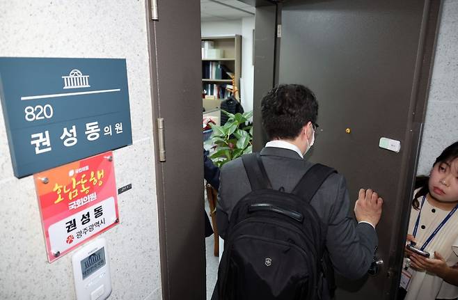 김건희 특검팀 관계자들이 18일 압수수색을 위해 국회 의원회관 권성동 국민의힘 의원 의원실로 들어가고 있다. 연합뉴스