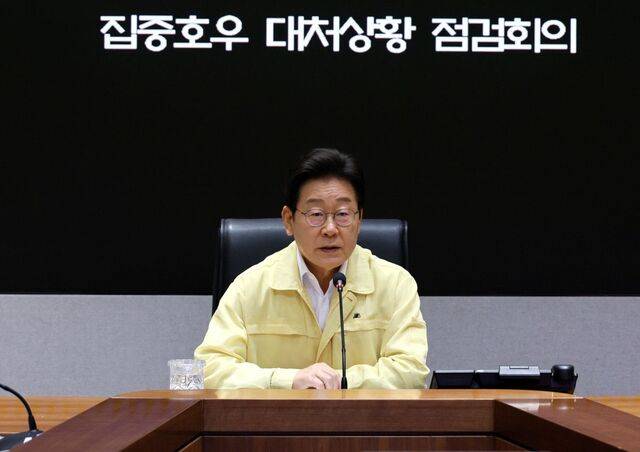 이재명 대통령이 18일 정부서울청사 중앙재난안전상황실에서 집중호우 대처상황 점검회의를 주재하고 있다. 김지훈 기자