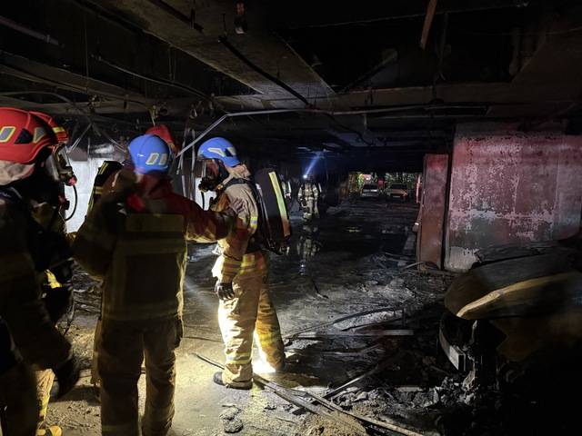 7일 오후 9시5분께 광명시 소하동의 아파트 1층 필로티 주차장에서 화재가 발생했다. 소방당국은 현장에서 인명 수색을 진행하는 한편 정확한 화재 발생 원인을 확인하고 있다. 경기도소방재난본부 제공