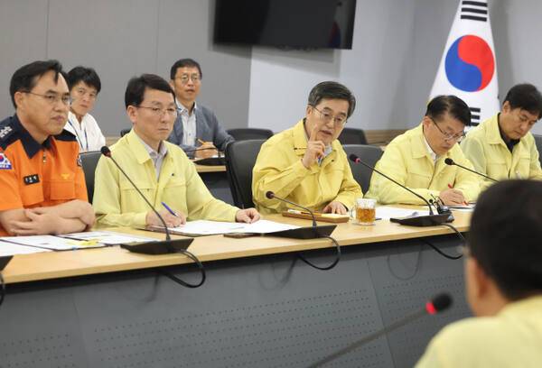 18일 경기도청에서 재난안전1회의실에서 ‘호우 대처 도-시·군 재난안전대책본부 회의’가 진행되고 있다. 경기도 제공