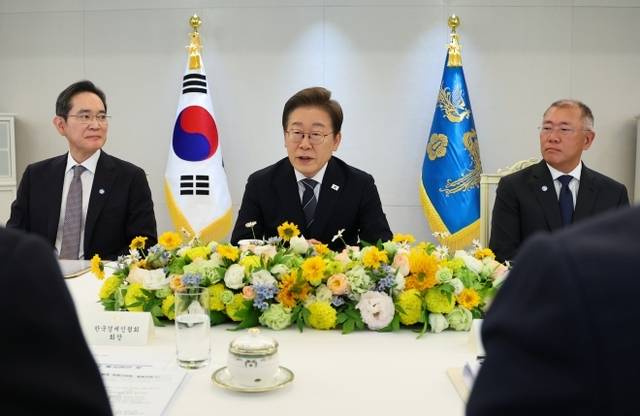 지난달 13일 이재명 대통령이 서울 용산 대통령실에서 열린 6경제단체·기업인 간담회에서 발언하고 있다. 왼쪽부터 이재용 삼성전자 회장, 이 대통령, 정의선 현대차 회장. 연합뉴스