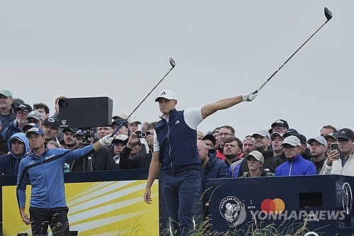 공이 빗나가자 조심하라고 경고하는 두 선수. 사진[AP=연합뉴스]