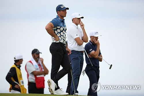 6번 홀 티샷을 기다리는 선수들. 사진[AFP=연합뉴스]